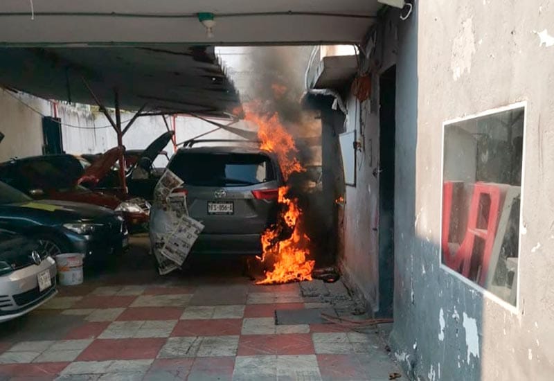 ¡SE PRENDE CARRO EN TALLER MECÁNICO!