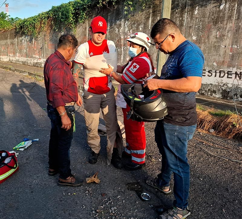 ¡SE ATORA CON CABLES Y “VOLÓ” DE LA MOTO!