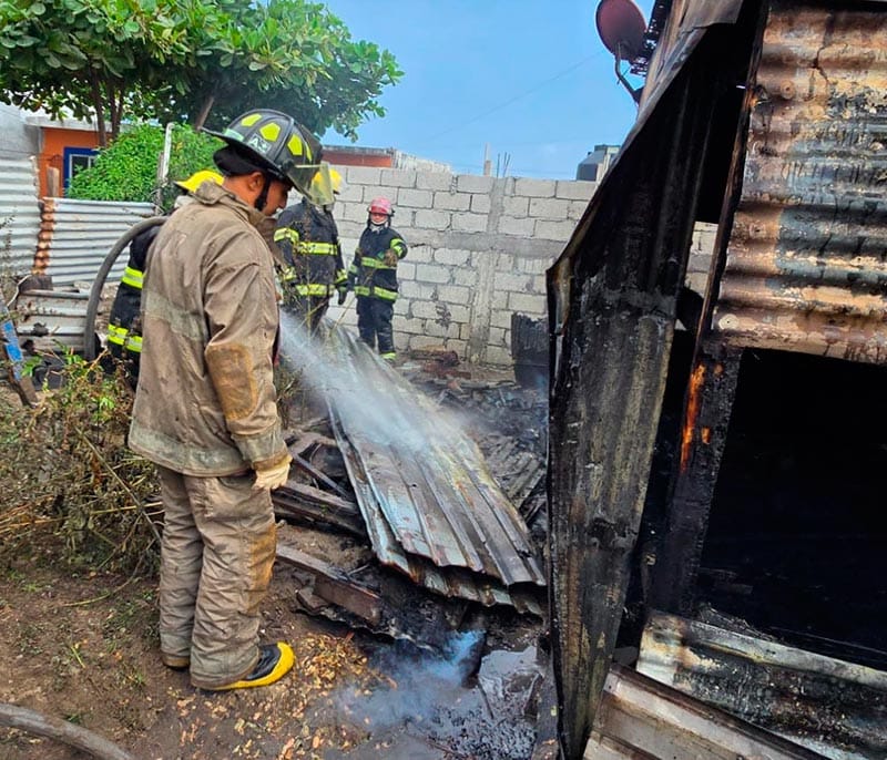 ¡FUEGO CONSUME HUMILDE VIVIENDA DE UN ALBAÑIL!