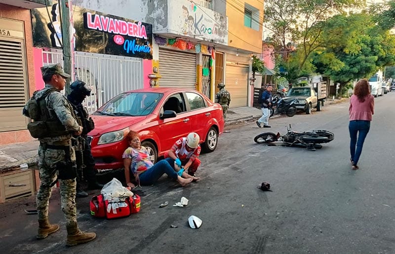 ¡SEÑORA HERIDA EMBESTIDA POR PAREJA DE MOTOCICLISTAS!