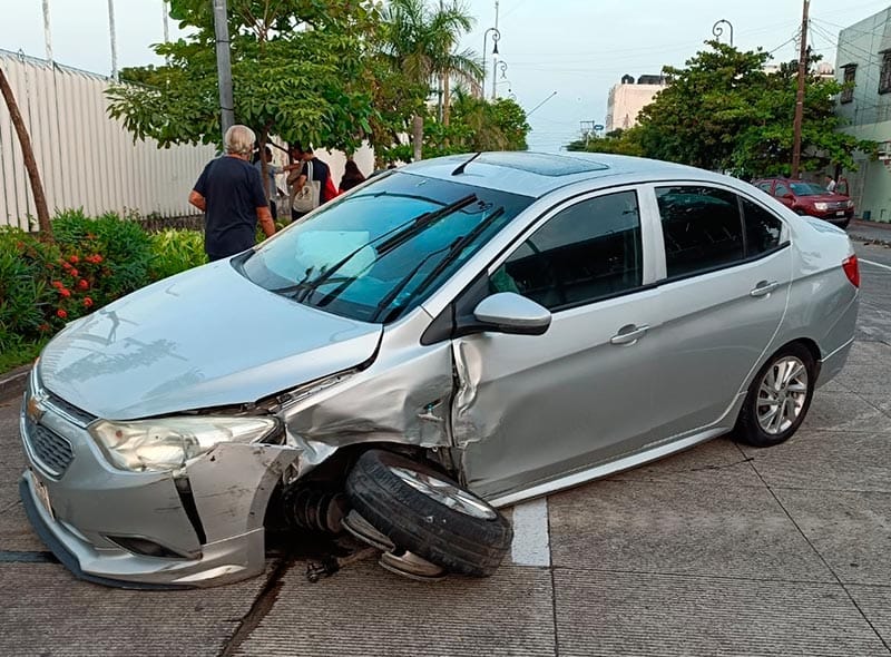 ¡PIERDE LA BRÚJULA Y CHOCA CON AUTOS ESTACIONADOS!