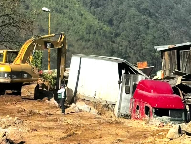 ¡QUEDAN SEPULTADAS EN LA AUTOPISTA!