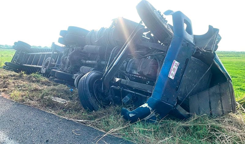 ¡VOLCÓ TRÁILER CARGADO CON TABACO!