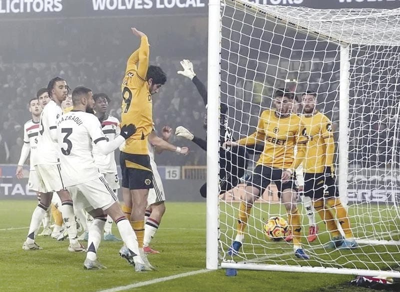 ¡MANCHESTER UNITED RECIBE OTRO GOL OLÍMPICO Y CAE ANTE WOLVES!