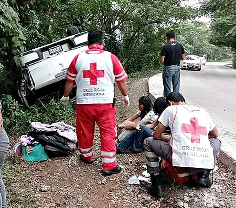 ¡FAMILIA DE PUEBLA TERMINAN CON EL AUTOMÓVIL VOLTEADO!