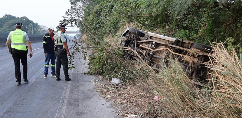 ¡POR “PESTAÑAZO” VOLCÓ CAMIONETA CARGADA DE POLLOS EN MEDELLÍN!