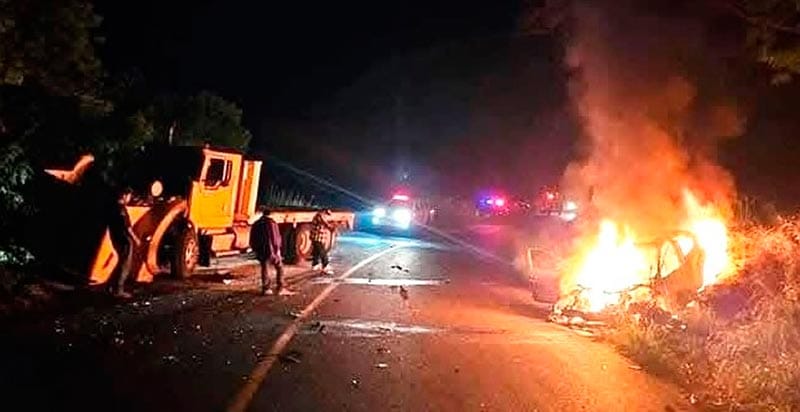 ¡SE INCENDIA AUTO DESPUÉS DE CHOCAR CON TORTON!