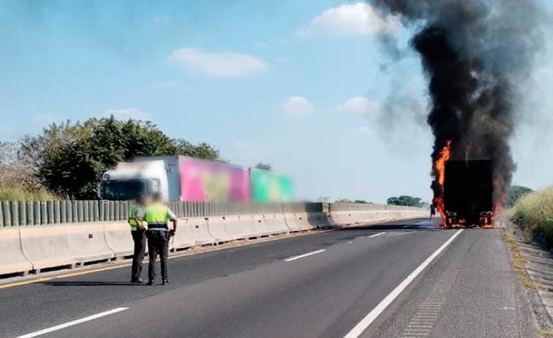 ¡SE INCENDIA TRACTOCAMIÓN EN LA AUTOPISTA!