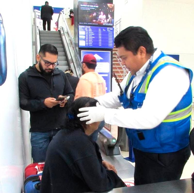 ¡DOÑA VICKI CAYÓ DE LAS ESCALERAS DEL AEROPUERTO!