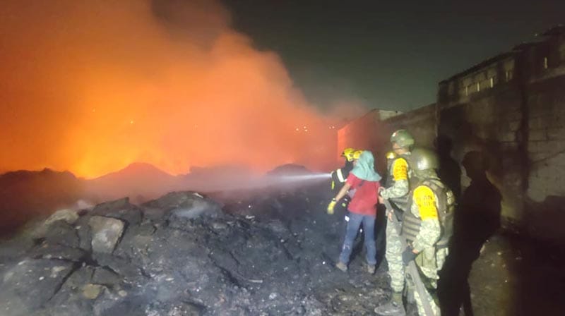 ¡SE LES PRENDIÓ “EL AGUJERO”! - FUEGO DEVORO TIRADERO CLANDESTINO DE BASURA EN LOMAS DEL ANGEL