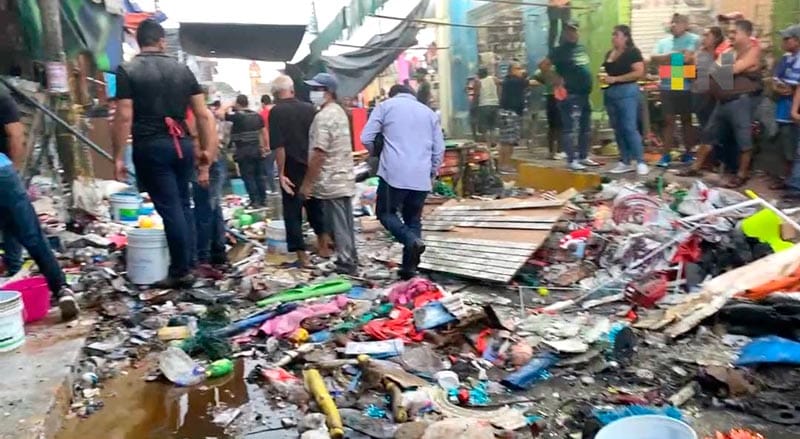 ¡SE QUEMA MERCADO POR CUETES! - CUATRO LESIONADOS POR EL CAOS Y PANICO EN EL CENTRO DE TEZONAPA