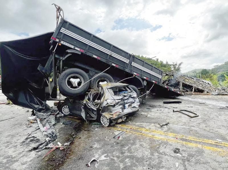 ¡CARRETERAZO: 38 MUERTOS! - EN BRASIL