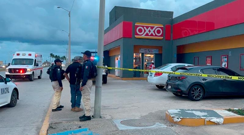 ¡EJECUTAN A OFICIAL DE TRANSITO! - CRIMINAL LE DISPARO EN LA CABEZA DENTRO DE UN OXXO EN COATZACOALCOS