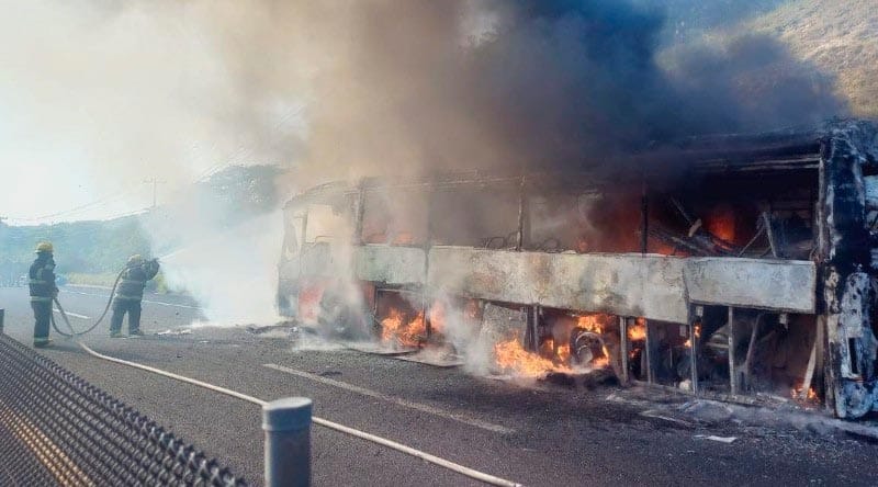 ¡SE QUEMA OTRO ‘BUS’! - *El operador detuvo la unidad por el humo que salía del motor cuando circulaba por la autopista Veracruz-Cardel