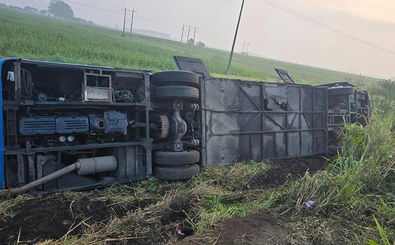 ¡VOLCO AUTOBUS: 10 HERIDOS! - 45 PASAJEROS Y UN PERRITO SOBREVIVIERON AL APARATOSO ACCIDENTE