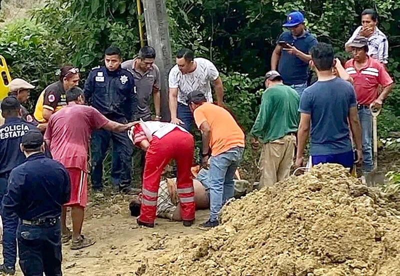 ¡ALBAÑIL CASI PIERDE LA VIDA SEPULTADO EN UNA ZANJA!