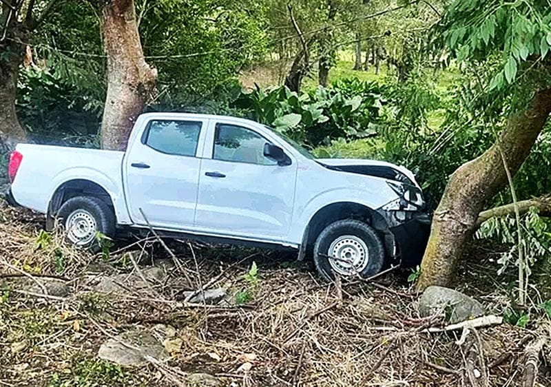 ¡SACERDOTE IMPACTÓ SU CAMIONETA CONTRA ÁRBOL!