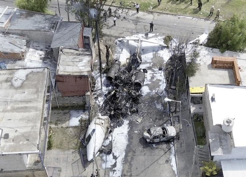 ¡AVIÓN DESPISTA Y ACABA ESTRELLÁNDOSE CONTRA UNA VIVIENDA: DOS MUERTOS!