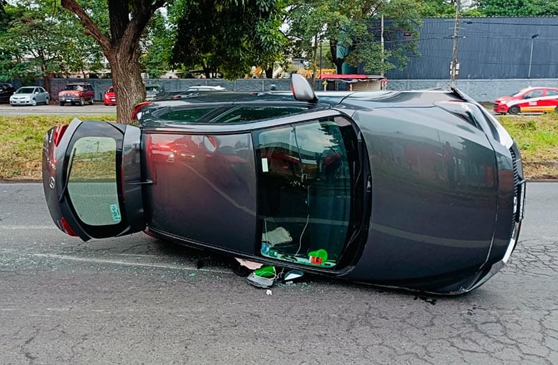 ¡SE ECHA UN COYOTITO Y TERMINA VOLCADO FRENTE A TAMSA!