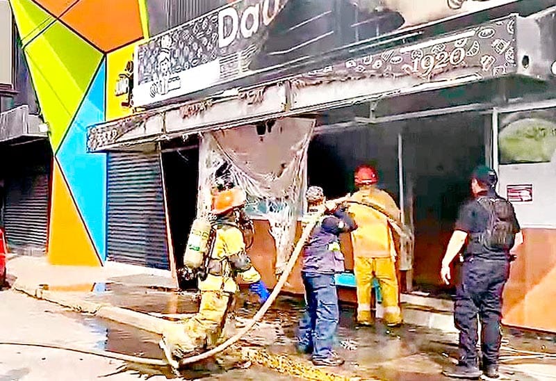 ¡EXTORSIONADORES LE PRENDEN FUEGO A LA PASTELERÍA “DAUZÓN”!