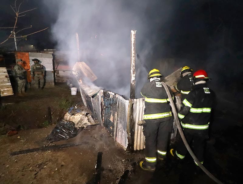 ¡HUMILDE FAMILIA PIERDE SU CASA EN UN INCENDIO!