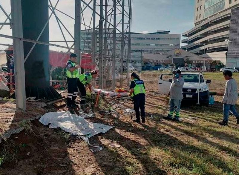 ¡TÉCNICO LESIONADO AL CAER 5 METROS DE UN ESPECTACULAR!