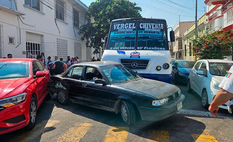 ¡CAMIÓN RUTA “EL VERGEL” ARRASTRÓ A CARRO JAPONÉS!