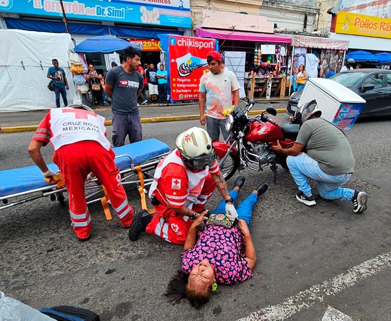 ¡“JINETE DE ACERO” EMBISTE A ABUELITA EN EL MERCADO!