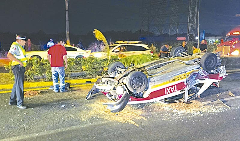 ¡SALIÓ VOLANDO EL TAXI!