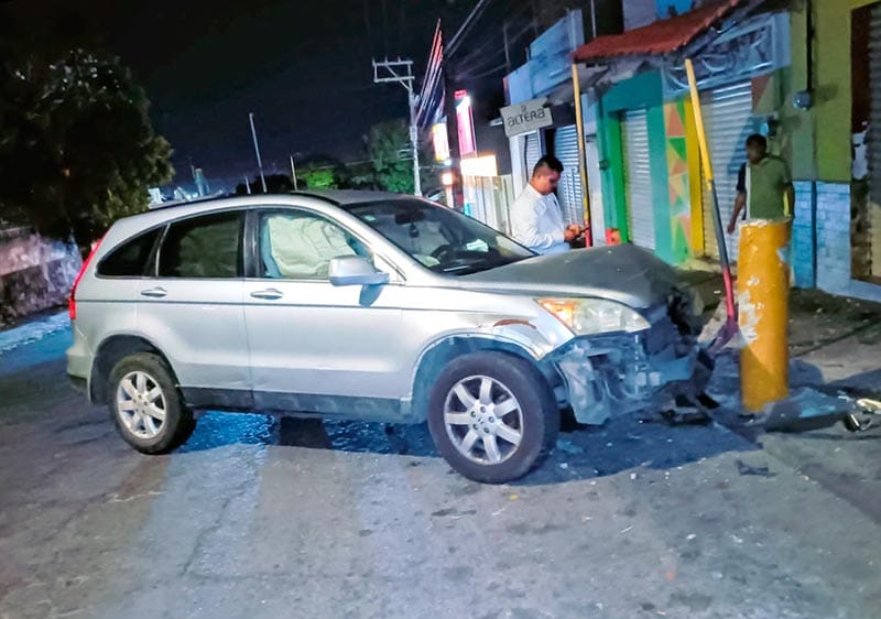 ¡SE DUERME AL VOLANTE Y SE ESTRELLA CONTRA POSTE DE CONCRETO!