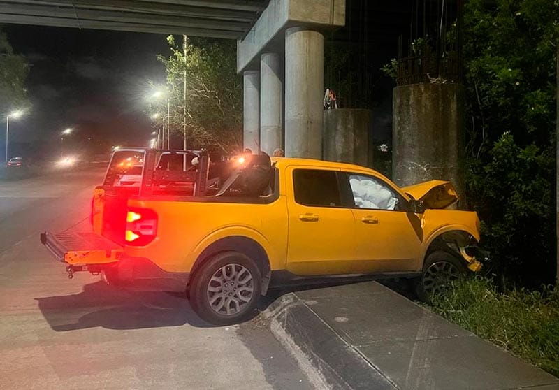 ¡CAMIONETÓN SE ESTRELLÓ CONTRA EL “PUENTE FANTASMA”!