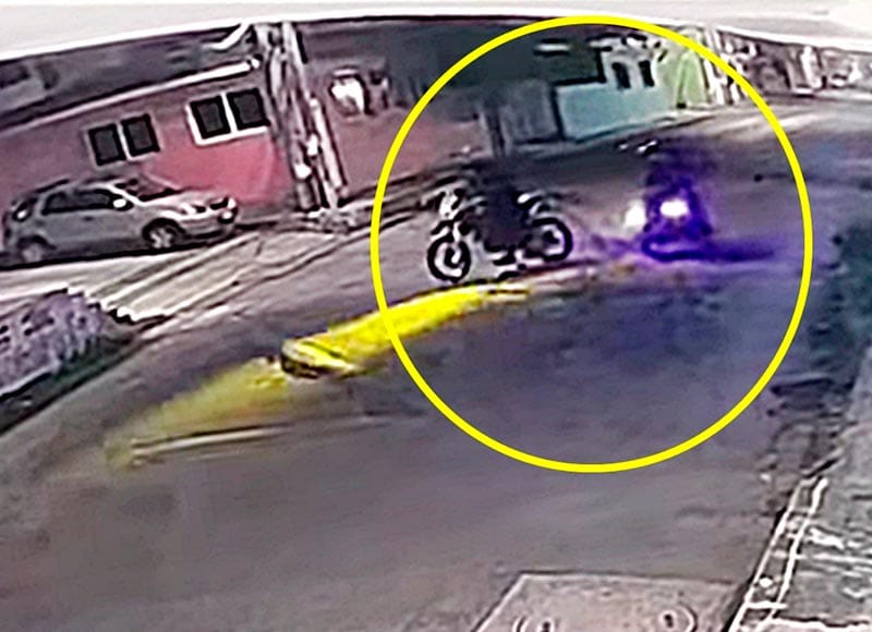 ¡LADRONES ROMPEN CANDADOS Y ROBAN LA MOTO DE VECINO!