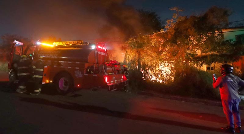 ¡SE INCENDIÓ LOTE BALDÍO EN LA COLONIA POCITOS Y RIVERA!