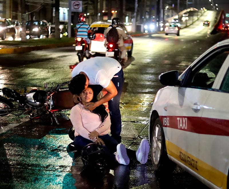 ¡TAXISTA EMBISTIÓ A PAREJA EN MOTOCICLETA! - ANOCHE CERCA DE PLAZA PORTAL