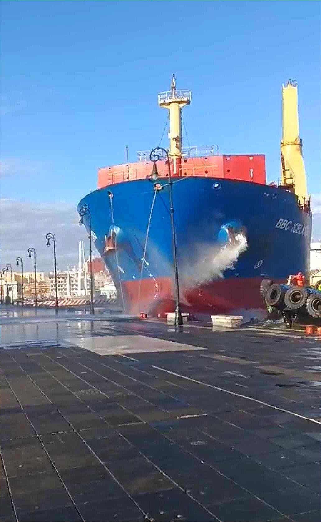 ¡BBC ICELAND A LA DERIVA! - PARA EN EL MURO DEL MALECÓN!