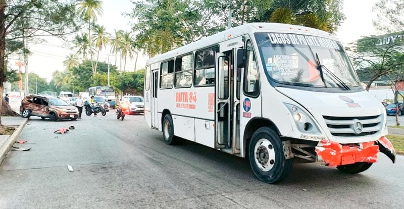 ¡CONDUCTORA DA VUELTA EN “U” Y LA IMPACTÓ AUTOBÚS DE PASAJE!