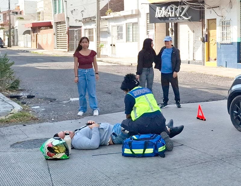 ¡“JINETE DE ACERO” LESIONADO AL IMPACTARSE CONTRA CAMIONETA!