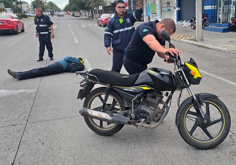 ¡CAFRE TUMBÓ DE LA MOTO A ABUELITO EN EL PUENTE ALLENDE!