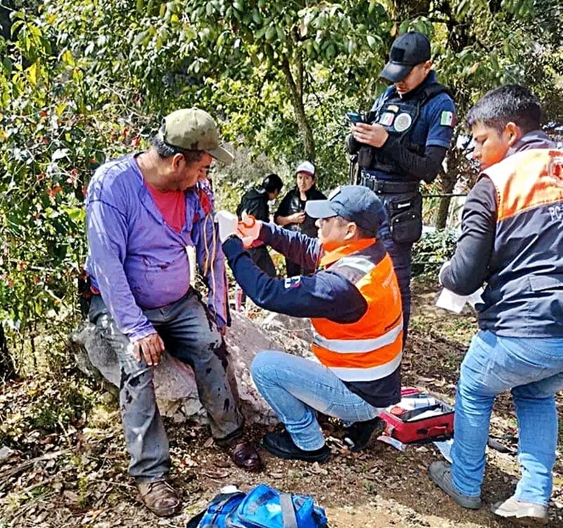 ¡DOS CAMPESINOS SALEN VOLANDO DE CAMIONETA SIN FRENOS!