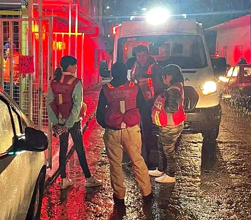 ¡SALVAN A JOVEN MUJER A PUNTO DE ARROJARSE DE PUENTE PEATONAL!