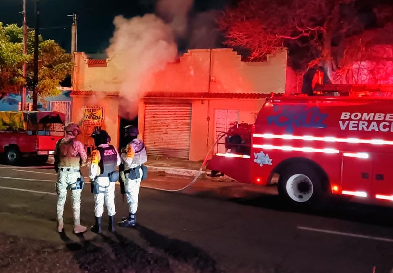 ¡BOMBEROS APAGAN INCENDIO EN VIVIENDA!