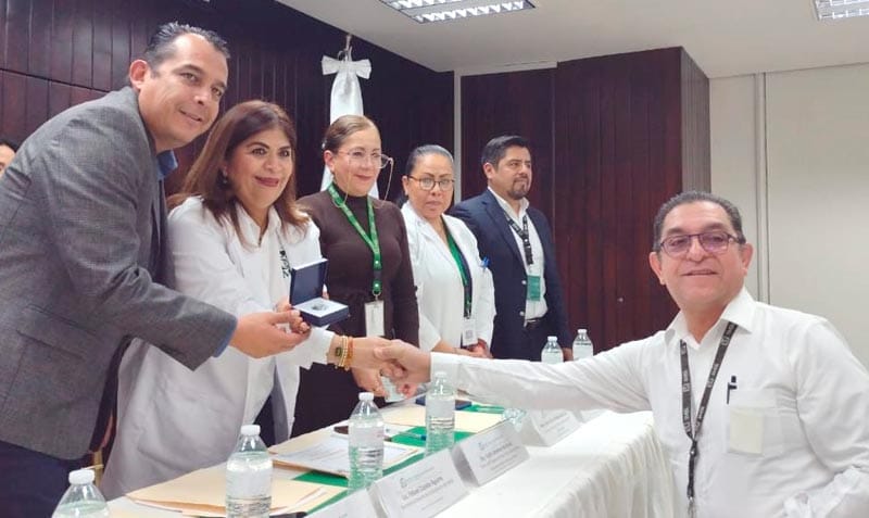 ¡RECONOCEN A TRABAJADORES DEL IMSS!