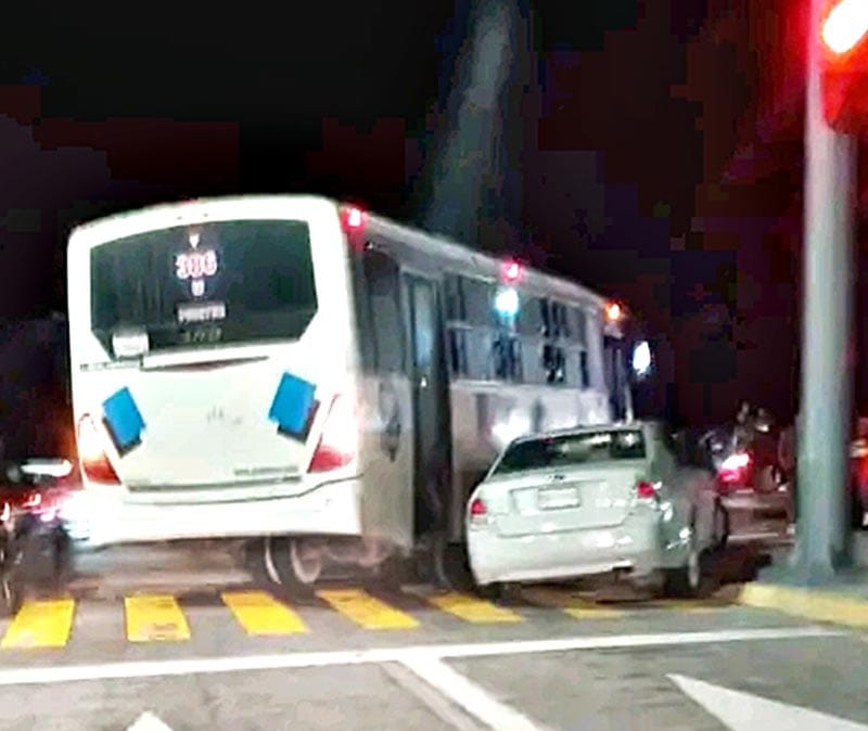 ¡CAMIONERO PROVOCA CHOQUE EN EL BULEVAR!