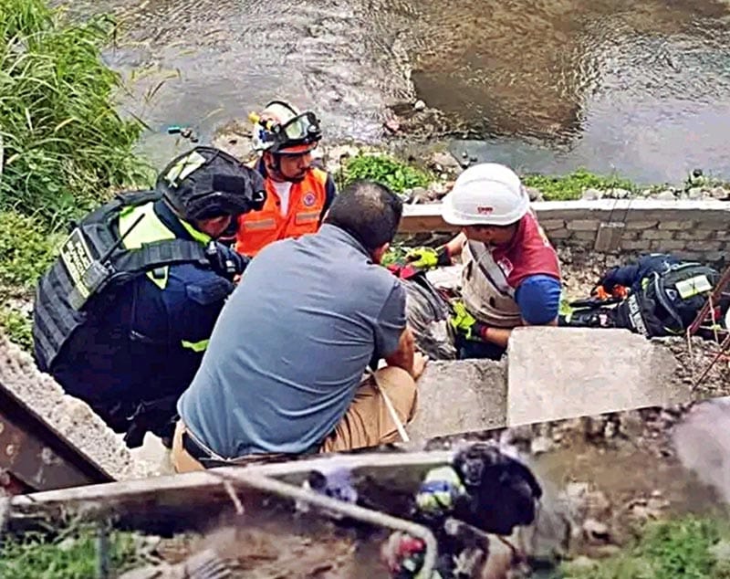 ¡ABUELITO DE SU MAL PASO Y CAYÓ AL RÍO!