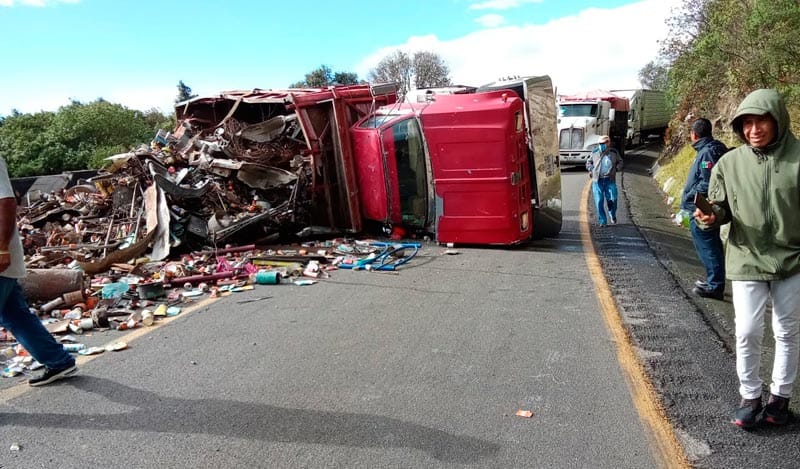 ¡SE VOLCÓ CAMIÓN CARGADO CON CHATARRA EN LA AUTOPISTA PUEBLA-ORIZABA!