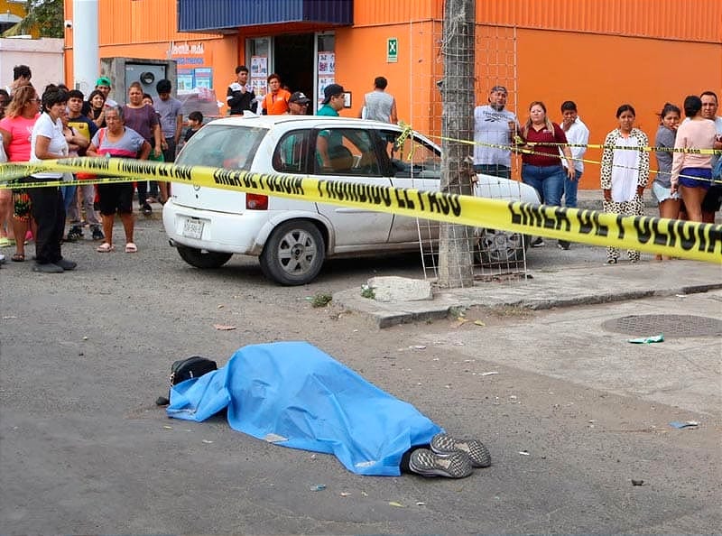 ¡ABUELITA MUERE ATROPELLADA! - AUTOMOVILISTA LA IMPACTO DESPUES DE QUE BAJARA DEL CAMION DE PASAJE