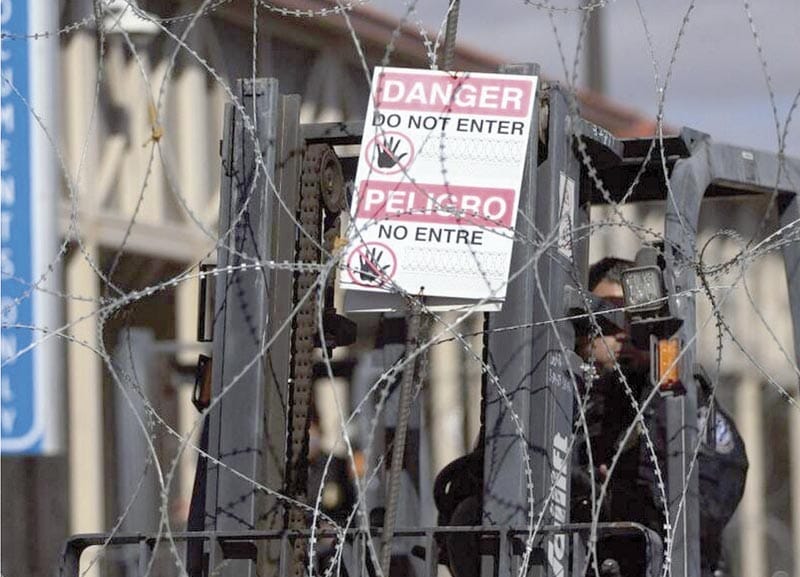 ¡BLINDAN FRONTERA ENTRE EU Y MÉXICO! - CON ALAMBRES DE PUAS Y BLOQUEO DE CONCRETO