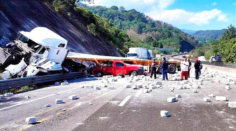 ¡CARAMBOLAZO: 4 MUERTOS! - CHOCARON 2 TRÁILERES Y 2 VEHÍCULOS EN LA AUTOPISTA PEROTE-XALAPA