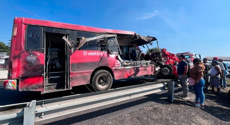 ¡ENCONTRONAZO MORTAL! - UN MUERTO Y 32 LESIONADOS SALDO DEL CHOQUE DE UN AUTOBUS CONTRA UN TRAILER