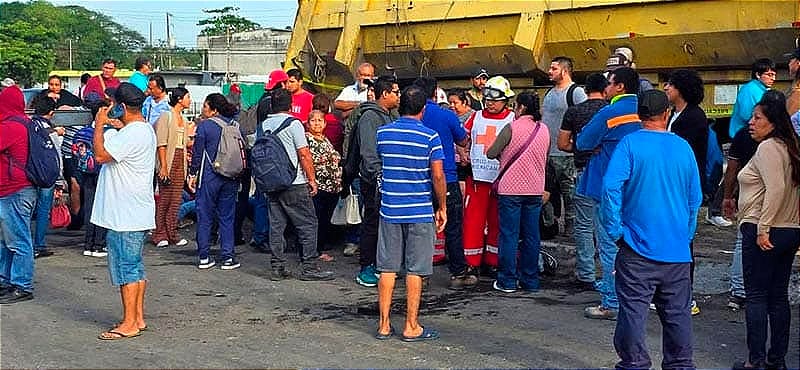 ¡QUE TRAGEDIA! - VIERNES ROJO *El autobús se impactó contra un tractocamión en la autopista Veracruz-Cardel